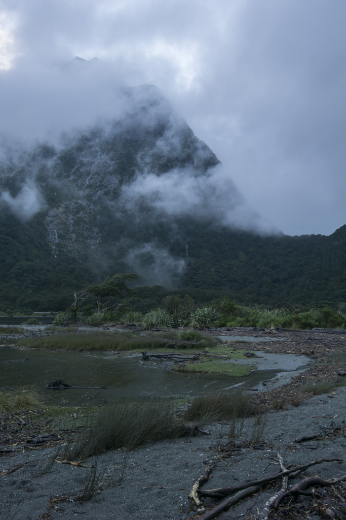 迷雾山水风景画摄影图片