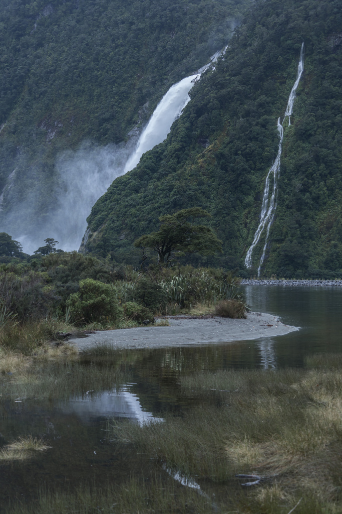 迷雾山水风景画摄影图片