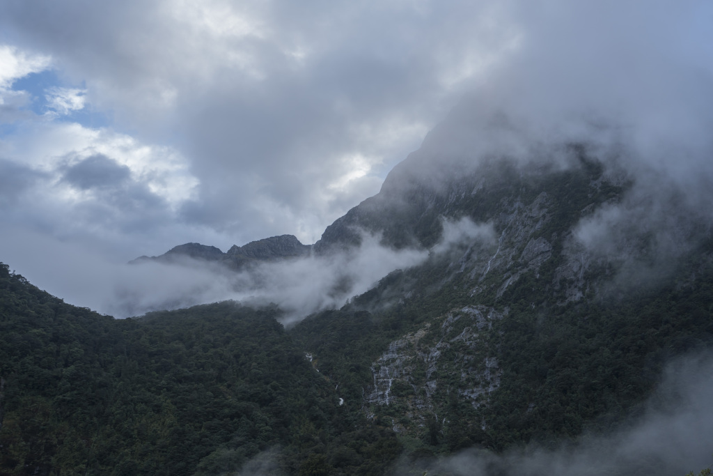 迷雾山水风景画