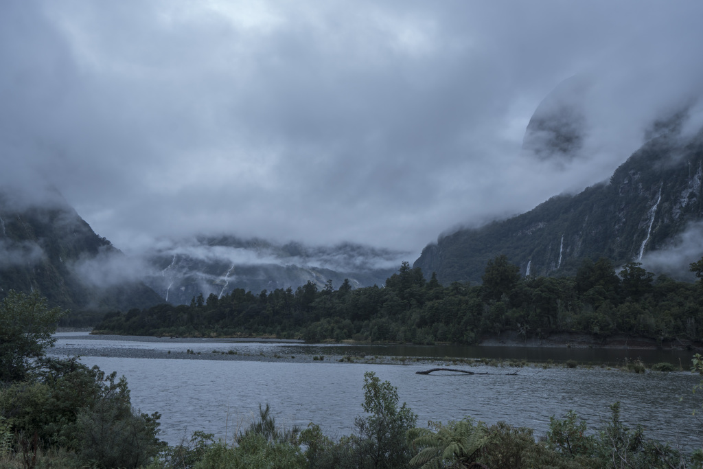 迷雾山水风景画