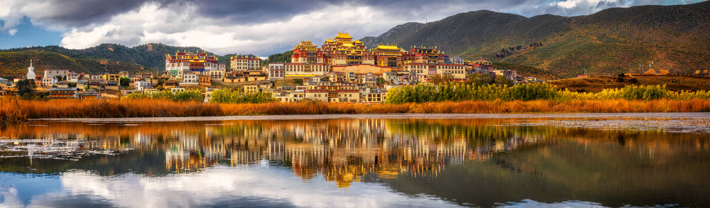 松赞林寺全景