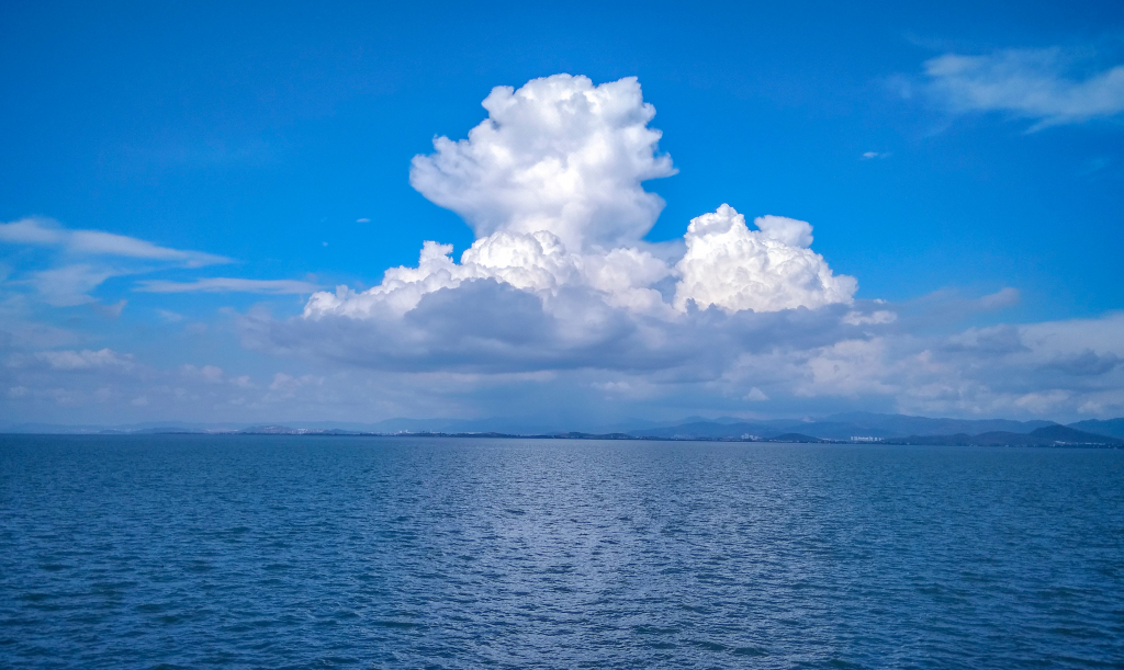 大理洱海海边云彩蓝天白云