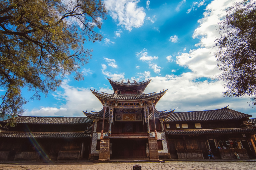 沙溪古镇寺登街古戏台全景