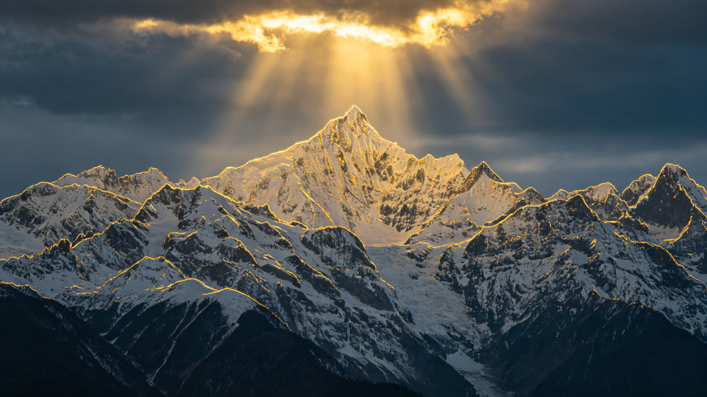 金色山脉背景