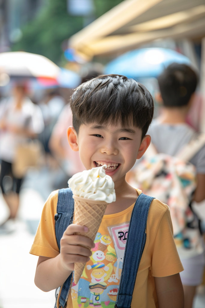 男孩吃冰淇淋微笑摄影图