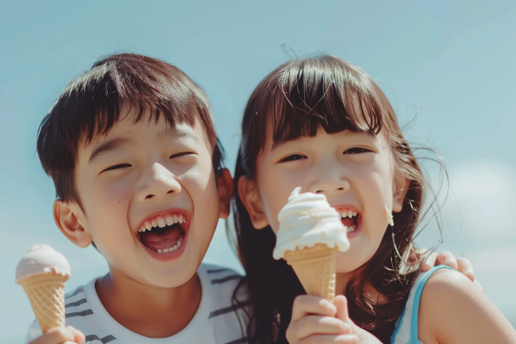 男孩女孩分享冰淇淋摄影图