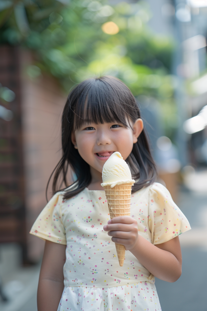 女孩吃冰淇淋甜筒摄影图